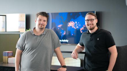 Daniel Stammler (links) und Janosch Sadowski (rechts) gründeten die Softwareschmiede Kolibri Games im Wohnzimmer ihrer Studenten-WG.