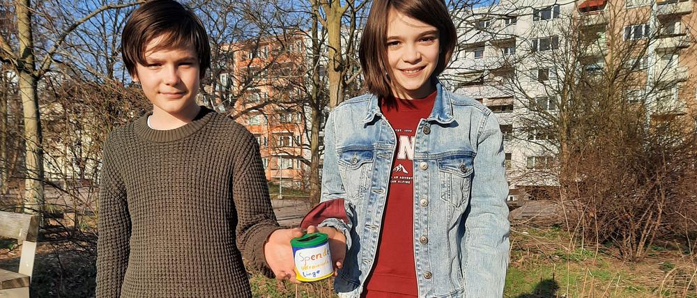 Kolja Lehmann und Luisa Westerbarkey mit ihrer Spendenbox im Park am Gleisdreieck.