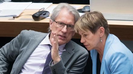 Da geht's lang. Finanzsenator Matthias Kollatz (SPD) und Sozialsenatorin Elke Breitenbach (Linke). 