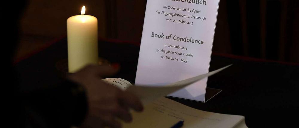 Gedenken an die Opfer des Germanwings-Absturzes: Seit Mittwochmorgen können sich die Berliner im Dom in ein Kondolenzbuch eintragen.