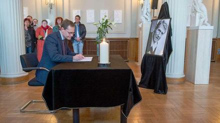 Berlins Regierender Bürgermeister Michael Müller (SPD) trägt sich in das Kondolenzbuch für den verstorbenen Sänger Udo Jürgens ein