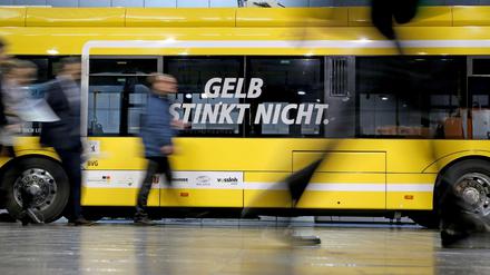 "Gelb stinkt nicht." steht auf einem Elektrobus der Berliner Verkehrsgesellschaft (BVG).