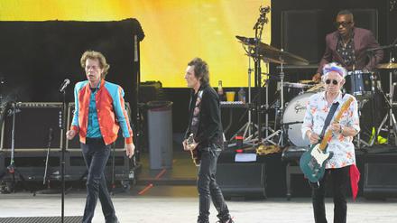 Mick Jagger, Ron Wood und Keith Richards von der britischen Band The Rolling Stones während der Jubiläumstour «Sixty» am Anfang des Konzertes auf der Berliner Waldbühne. Hinten sitzt Schlagzeuger Steve Jordan.