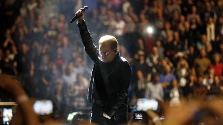 U2-Sänger Bono am Donnerstag in Berlin auf der innocence and eXperience-Tour 2015.