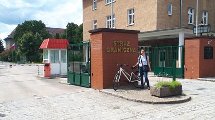 Glücklich wiedervereint. Die Wilmersdorferin Susanne holte sich ihr gestohlenes Fahrrad aus einem Lager der Grenzpolizei im polnischen Stettin ab.