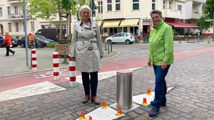 Verkehrssenatorin Regine Günther und und Bezirksbürgermeisterin Monika Herrmann (beide Grüne) am versenkbaren Poller in der Körtestraße in Kreuzberg.