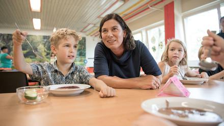 Seit Anfang des Schuljahres erhalten alle Schüler Berlins ein kostenloses Mittagessen – wenn die Schulen geöffnet sind.