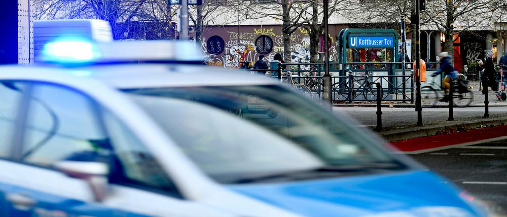 Ein Polizeiwagen fährt beim U-Bahnhof Kottbusser Tor in Kreuzberg vorbei. (Symbolbild)