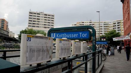 Kottbusser Tor in Berlin-Kreuzberg. Dort startete am Montagabend eine Demonstration nach dem Anschlag von Suruc.