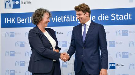 Beatrice Kramm gratuliert ihrem Nachfolger Daniel-Jan Girl an der Spitze der Berliner Industrie- und Handelskammer.