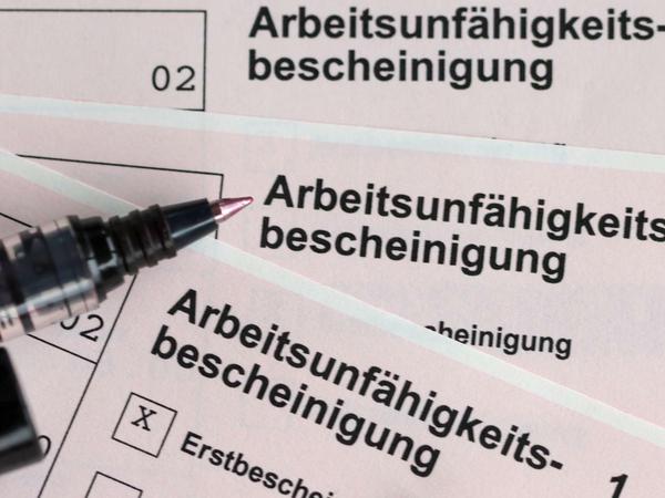 Arbeitsunfähigkeitsbescheinigungen für Arbeitnehmer im Falle einer Krankschreibung. (Archivbild)