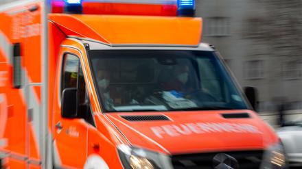 Ein Rettungswagen der Berliner Feuerwehr fährt auf einer Straße.