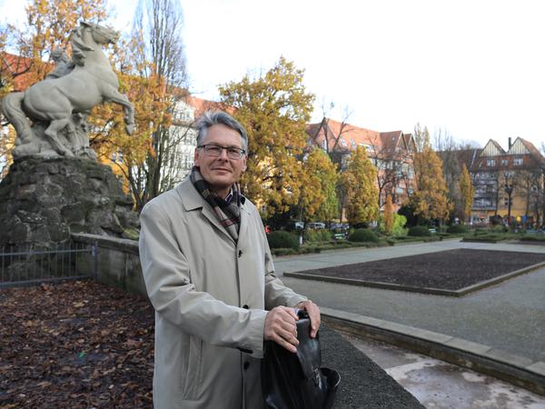 Ein Platz für Wohnlichkeit. Bilfinger-Archivar Martin Krauss auf dem Rüdesheimer Platz, Der Terrainentwickler Georg Haberland ließ ihn auf eigene Kosten anlegen. Er wusste, dass ein schöner Garten die Menschen in dem neuen Rheingau-Viertel halten würde. 