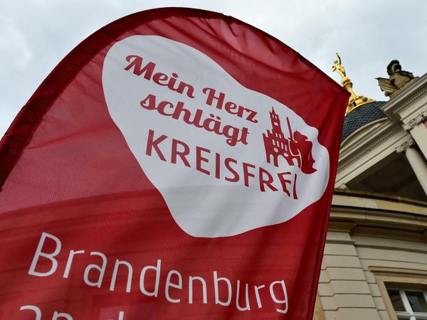 Flaggen-Protest der kreisfreien Städte. Brandenburg (Havel) und Cottbus sollen beispielsweise ihre Eigenständigkeit verlieren. 