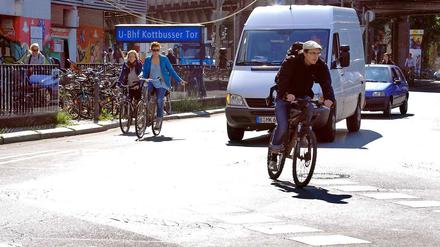 Die Berliner Polizei warnt Radfahrer vor acht Unfallschwerpunkten. Am Kottbusser Tor zum Beispiel sollten Radfahrer beim Abbiegen genau aufpassen.