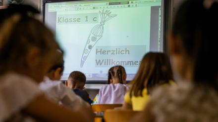 «Klasse 1c. Herzlich Willkommen» steht bei der Einschulung auf dem Smartboard in der Tempelherren-Grundschule.