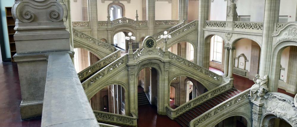 Die Eingangshalle im Kriminalgericht Moabit mit Treppenaufgängen.