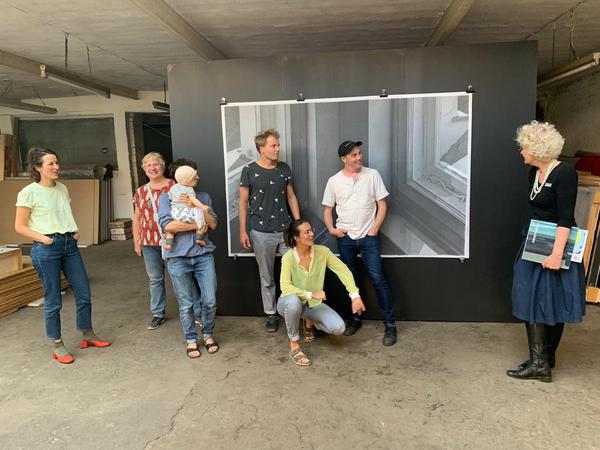 In der Garage des Hausprojekts KUMI13 in Schöneberg gab es zum „Tag des offenen Denkmals“ eine kleine Kunstausstellung.