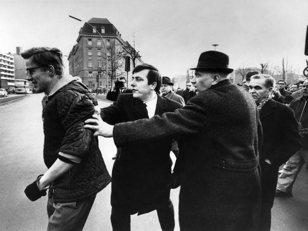 Eberhard Diepgen (Mitte) im Februar 1968 bei einer Demonstration vor dem Rathaus Schöneberg.