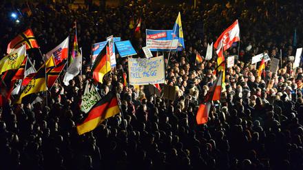 In mehreren Städten demonstrieren Anhänger der AfD gegen die Willkommenskultur. Hier ein Protestmarsch in Erfurt.