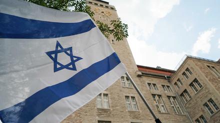 Eine Israel-Fahne ist bei einer Kundgebung gegen Antisemitismus vor dem Rathaus von Berlin-Neukölln zu sehen. 