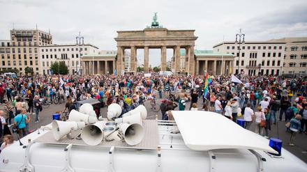 Kritiker der Corona-Politik wollen an Silvester vor dem Brandenburger Tor demonstrieren. Aufgrund der neuen Regeln im harten Lockdown könnte das verboten werden.