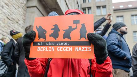 Auf einer Kundgebung vor dem Neuköllner Rathaus zeigten Parteien, Bündnisse und Einzelpersonen ihre Solidarität mit den Betroffenen der Anschläge und Gewalttaten von Rechtsextremen, die sich im Bezirk Neukölln ereignet hatten. 