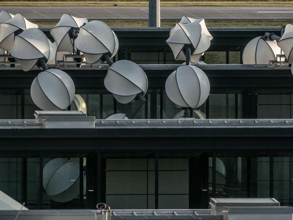 Das Objekt ·Gadget·von Olaf Nicolai, rankt sich wie Lampions um die Fluggastbrücke vor Terminal 1.