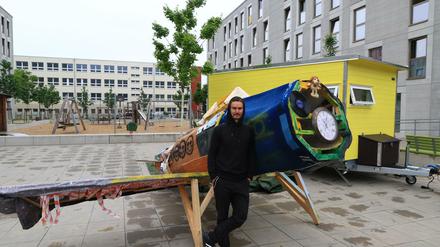 Der Künstler Manaf Halbouni vor seiner Arbeit "The Flying Dreams" in der Flüchtingsunterkunft in Berlin-Marzahn.