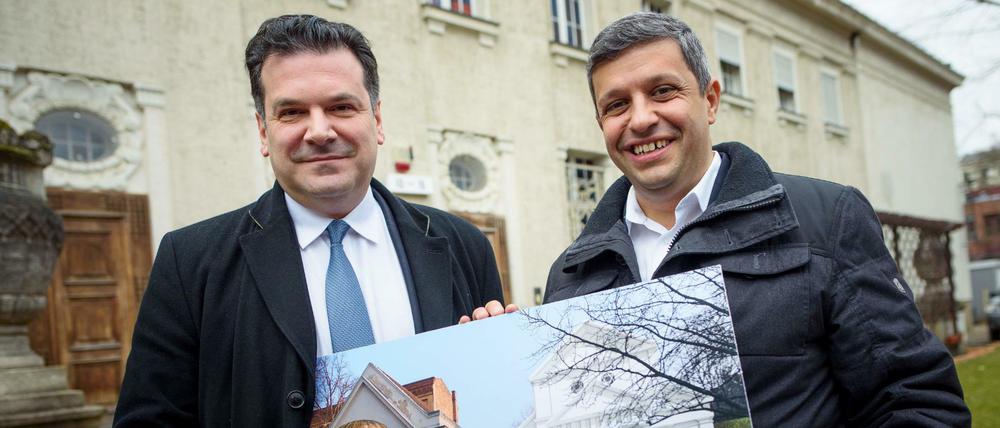 Gideon Joffe (l) und Raed Saleh stellen einen Entwurf zum Wiederaufbau der Synagoge vor.