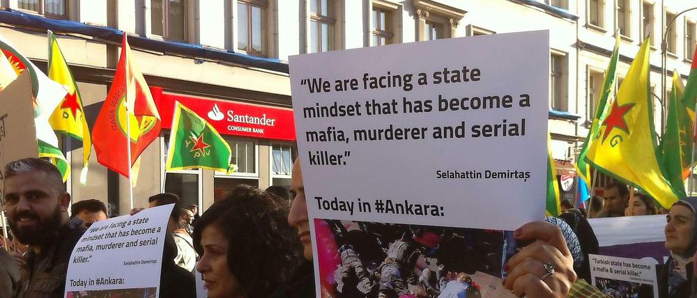 "Wir stehen einem Staat gegenüber, der zur Mafia wurde, zum Mörder und zum Serienkiller." Berliner Kurden werfen der türkischen Regierung eine Beteiligung am Anschlag von Ankara an.