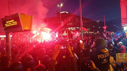 Bei der Rückkehr zum Hermannplatz zünden Teilnehmer der Kurden-Demonstration Pyrotechnik.