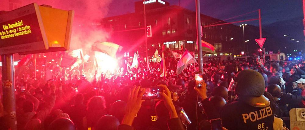 Bei der Rückkehr zum Hermannplatz zünden Teilnehmer der Kurden-Demonstration Pyrotechnik.