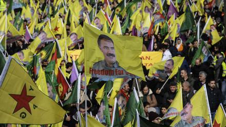  Diese Fahnen (auf einer Demonstration in Frankreich) würden in Deutschland wegen Werbung für die verbotene PKK beschlagnahmt.