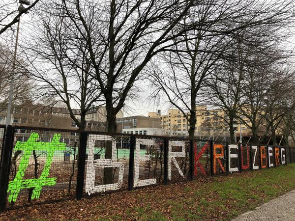 Mit Stoffresten haben die Eltern "#BERKREUZBERG" in den Zaun der Kurt-Schumacher-Schule an der Wilhelmstraße geflochten.