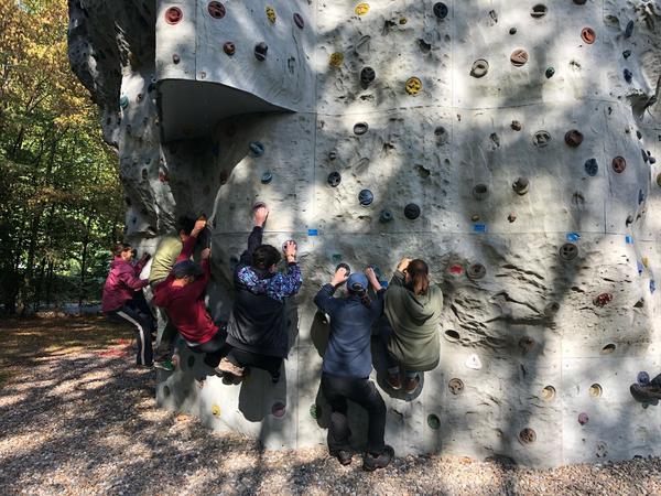 Unter Betreuung des erlebnispädagogischen Programmanbieters Kurzzeithelden gGmbH aus Berlin können Kinder und Jugendliche Herausforderungen erleben - unter anderem an einer Kletterwand.