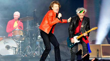 Rolling-Stones-Gitarrist Keith Richards (rechts) mit Charlie Watts (am Schlagzeug) und Sänger Mick Jagger im Berliner Olympiastadion am 22 Juni 2018.