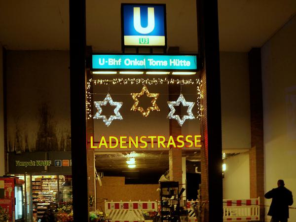 Jetzt gibt es Absperrungen und Weihnachtssterne am Eingang des U-Bahnhofs.