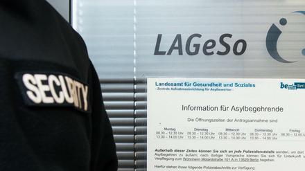 Ein Sicherheitsmann am Landesamt für Gesundheit und Soziales Berlin (LaGeSo). 