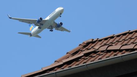 Flugzeug über einem Dach