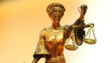 Eine goldfarbene Justitia-Figur: Am Mittwoch wurde ein Finsterwalder Mann wegen Mordes zu lebenslanger Freiheitsstrafe verurteilt.