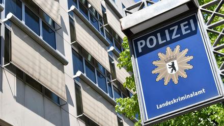 Bei der Polizei Berlin sind bereits Dutzende Verdachtsfälle zu rechtsextremen Tendenzen untersucht worden.