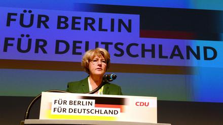 CDU-Landesvorsitzende Monika Grütters gedenkt auf dem Berliner Parteitag am 17.06.2017 in einer Schweigeminute dem ehemaligen Bundeskanzler Helmut Kohl (CDU).