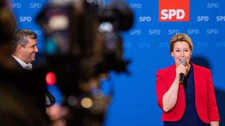 Franziska Giffey (r.), neue Vorsitzende der Berliner SPD, spricht bei einer Pressekonferenz neben Raed Saleh, ebenfalls neuer Vorsitzender der Berliner SPD, zum Parteitag der SPD Berlin.