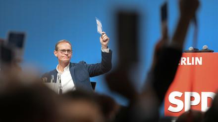 Michael Müller, Regierender Bürgermeister von Berlin, stimmt beim Landesparteitag der SPD Berlin im Jahr 2019 mit ab. 