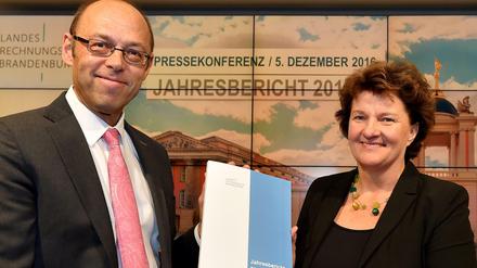 Landesrechnungshofpräsident Christoph Weiser überreicht am 05.12.2016 in Potsdam den Jahresbericht 2016 an Landtagspräsidentin Britta Stark (SPD).