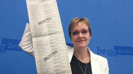 Berlins Landeswahlleiterin Petra Michaelis zeigt bei einem Pressetermin den fast einen Meter langen Stimmzettel.