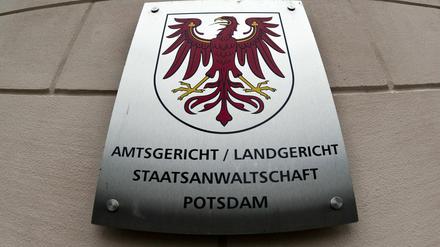 Der Märkische Adler ist auf dem Türschild des Justizzentrums in Potsdam (Brandenburg) abgebildet.