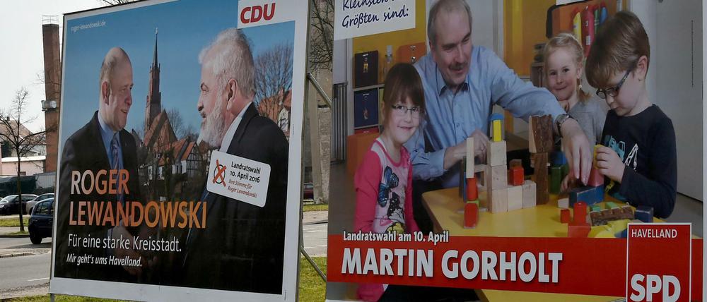 Großplakate der SPD und der CDU stehen in Rathenow (Brandenburg) und werben für die Landratswahl im Havelland. 