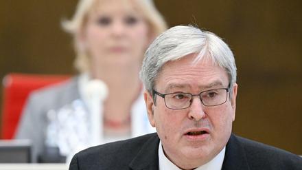 Jörg Steinbach (SPD), Brandenburger Minister für Wirtschaft, Arbeit und Energie, spricht während einer Landtagssitzung.